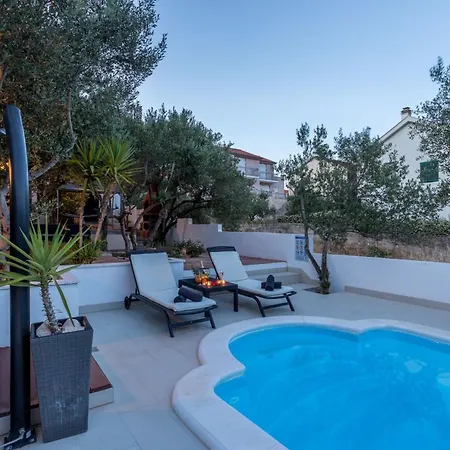 Komplex Oliva Mit Pool Und Grossem Garten By Interhome *